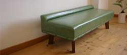 緑色のベンチ